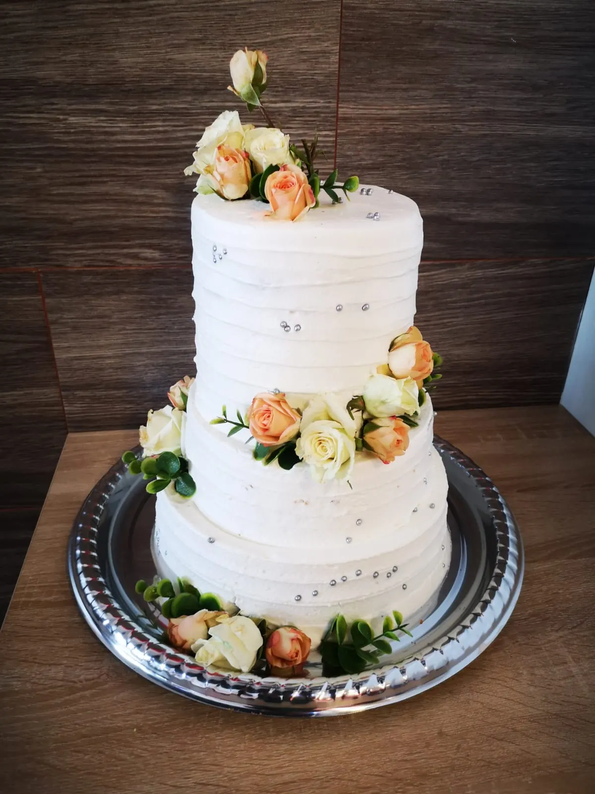 Torta blanca de varios pisos con flores