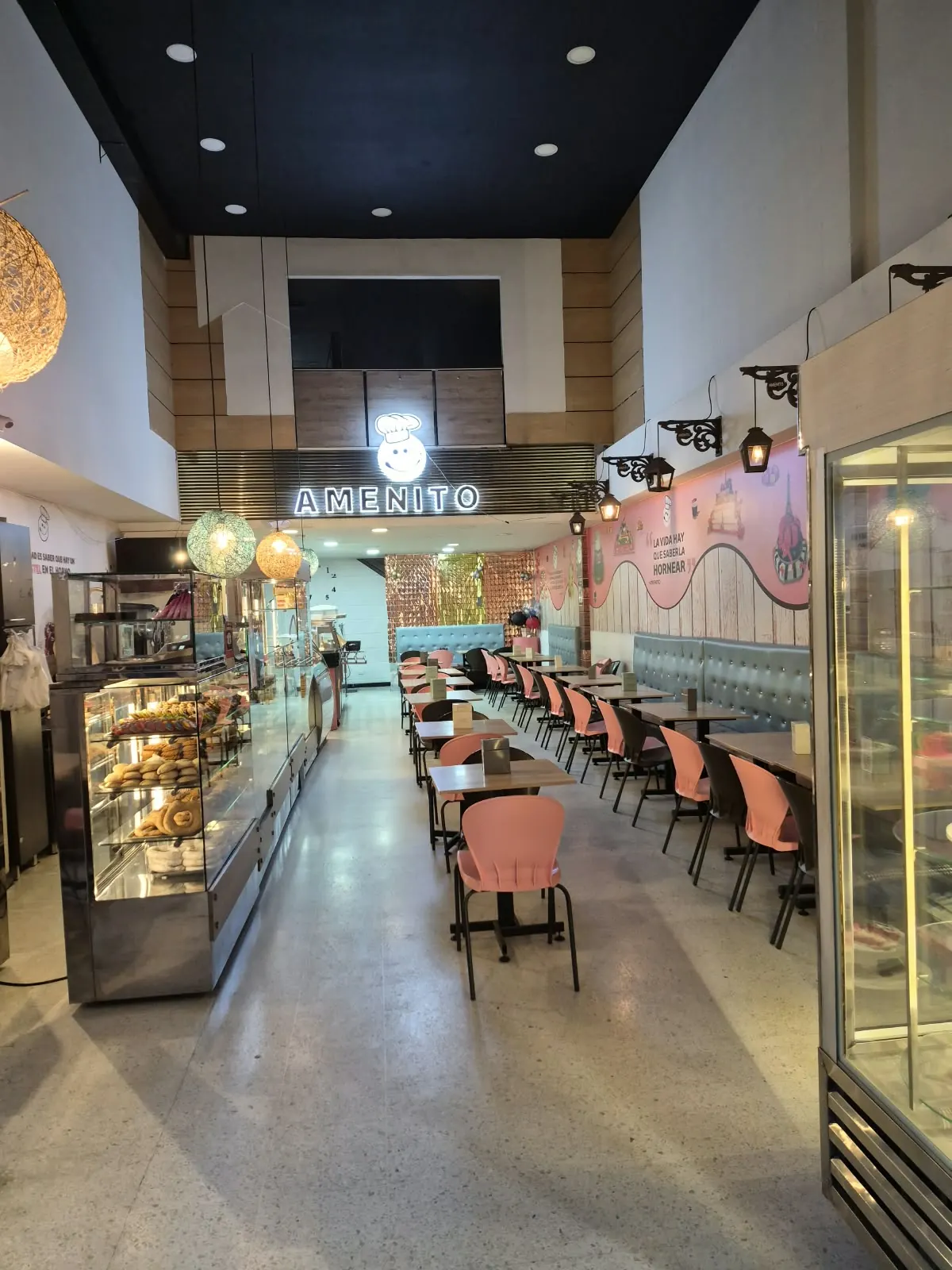 Salón de Amenito con vitrinas y mesas